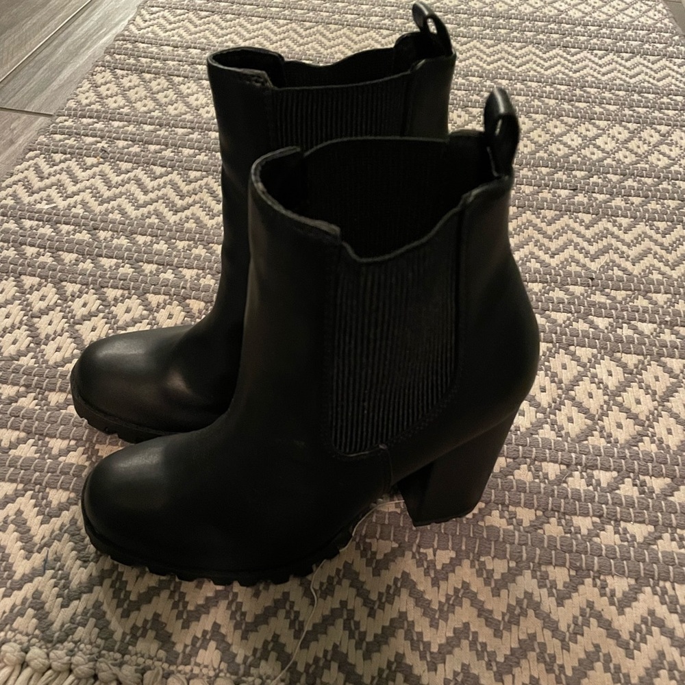 Brand New Steve Madden Chelsea Boots Black (read description)